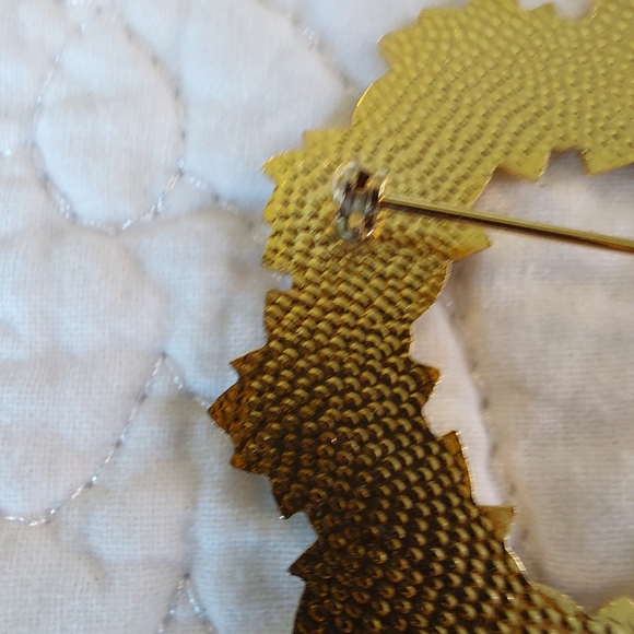 VTG Enamel Xmas Brooch Pin Wreath Poinsettia Flowers Red/Gold Tone By Fish Ltd. - Picture 8 of 10